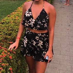2 piece set! It’s a halter top and shorts